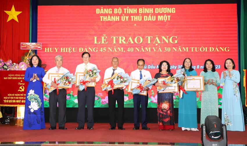 10; Bà Nguyễn Minh Thủy, Ủy viên Thường vụ, Trưởng Ban Tổ chức Tỉnh ủy; bà Trương Thị Bích Hạnh, Ủy viên Thường vụ, Trưởng Ban Tuyên giáo Tỉnh ủy và bà Nguyễn Thu Cúc, Phó Bí thư Thành ủy, Chủ tịch UBND TP.Thủ Dầu Một trao tặng Huy hiệu 30 năm tuổi Đảng cho các đảng viên